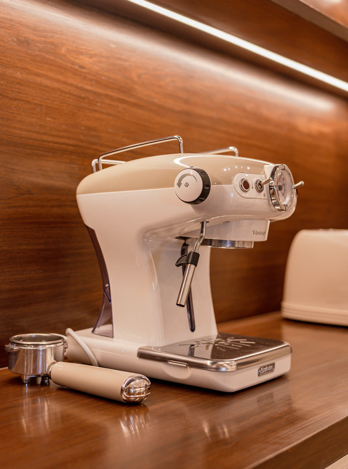 Beige Experience Centre — Bar Unit — Coffee counter · cove lighting