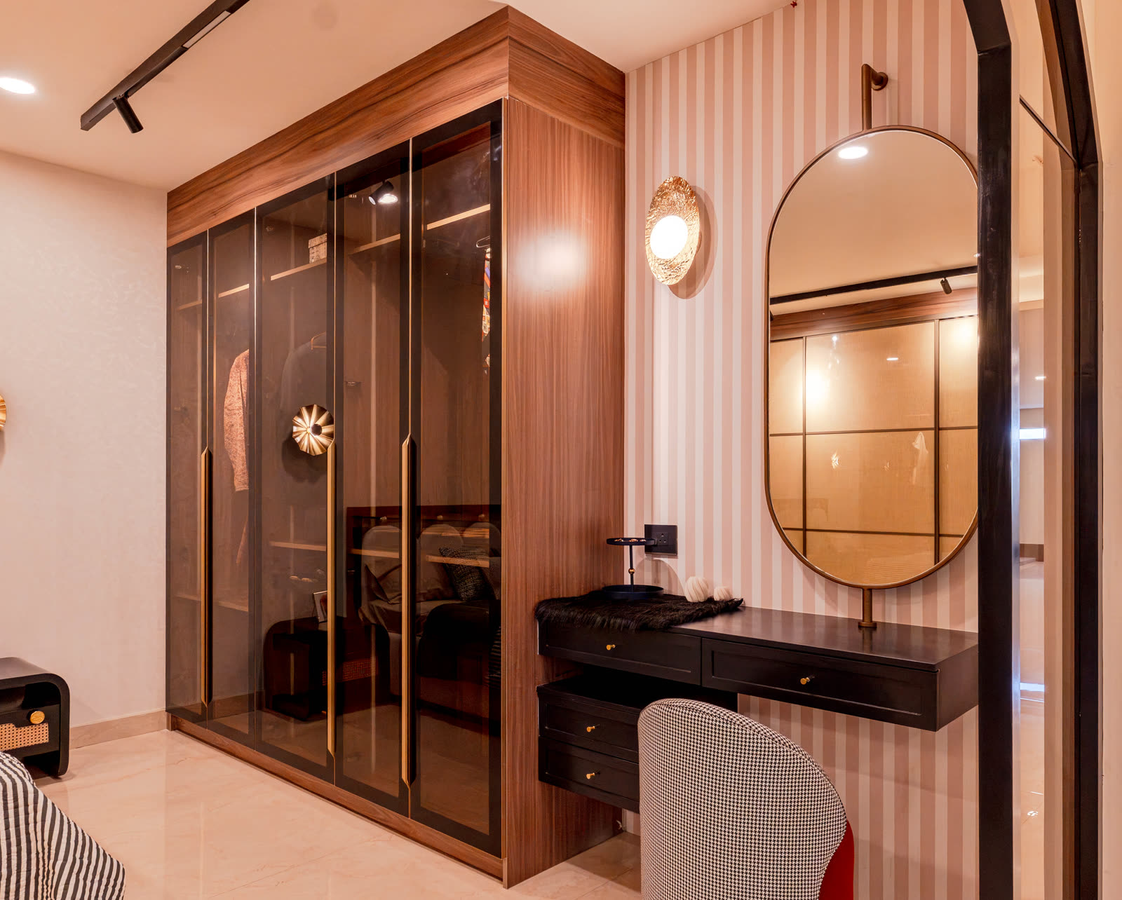 Beige Experience Centre — Wardrobe — Walnut · smoked glass